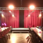 Technik_Lautsprecher_Scheinwerfer_Nebel_Mikrofon_Beamer_Leinwand_Traverse_Buehne_mieten_leihen_flash_light_veranstaltungstechnik