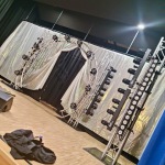 Technik_Lautsprecher_Scheinwerfer_Nebel_Mikrofon_Beamer_Leinwand_Traverse_Buehne_mieten_leihen_flash_light_veranstaltungstechnik